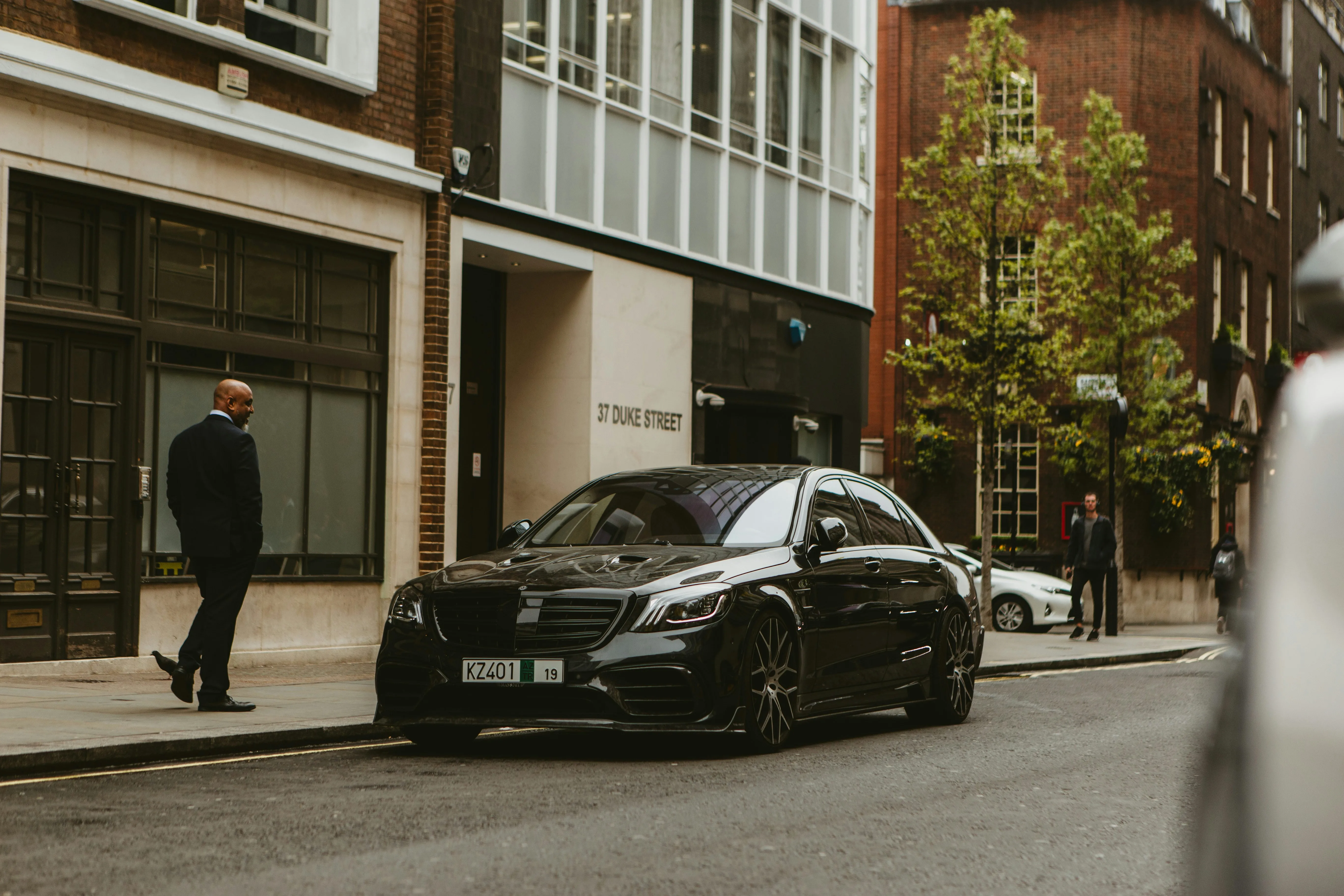 Why Executive Chauffeur Solutions Beat Rideshares for Tight Flight Connections