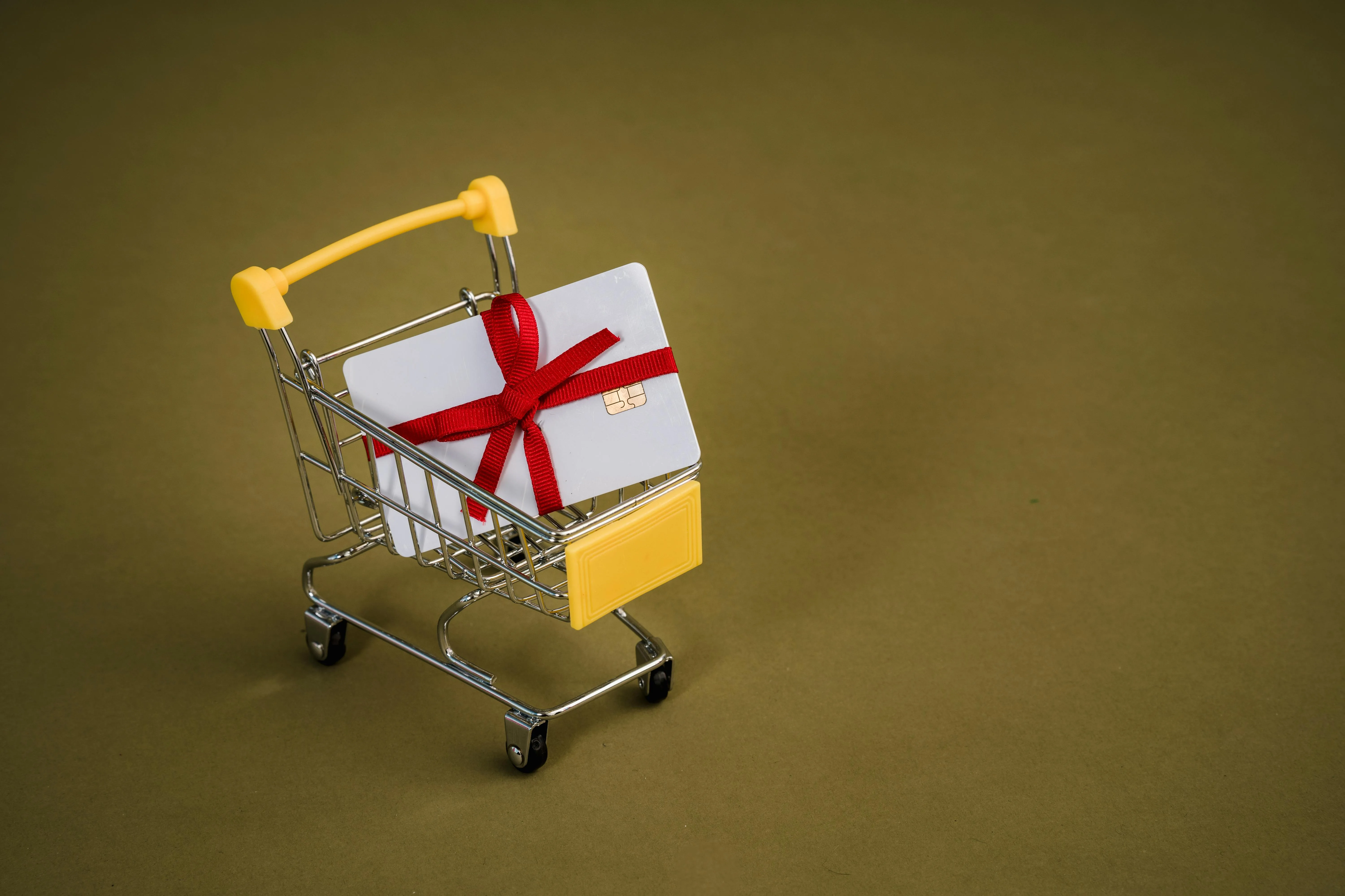 How No-Fee Employee Gift Cards Save Businesses Money