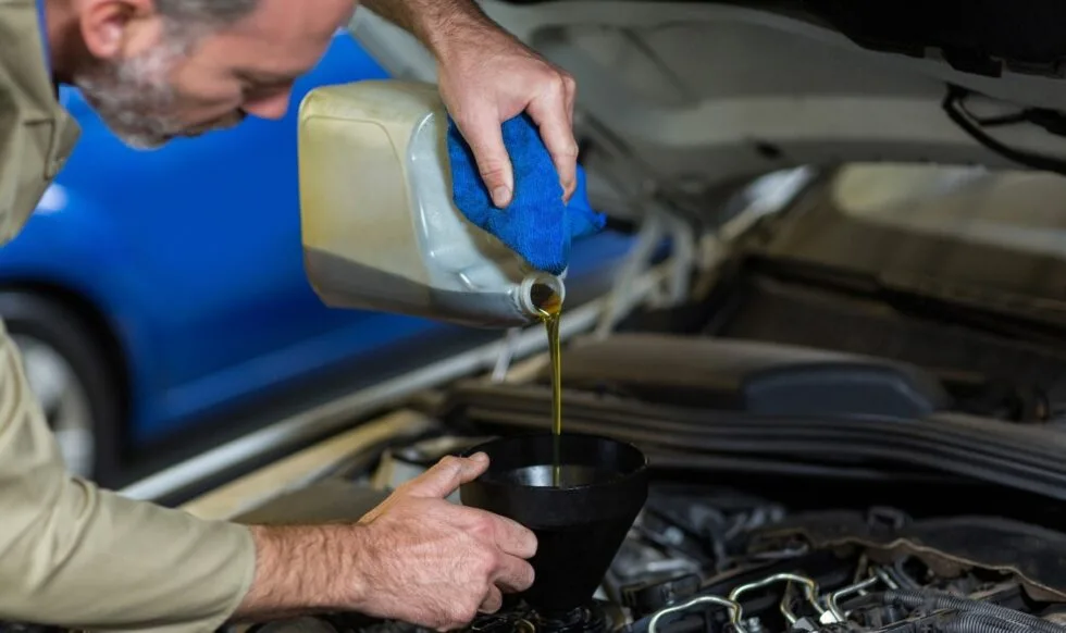 Ölwechsel oder Ölfilterwechsel zuerst? Was Ihr Motor wirklich braucht