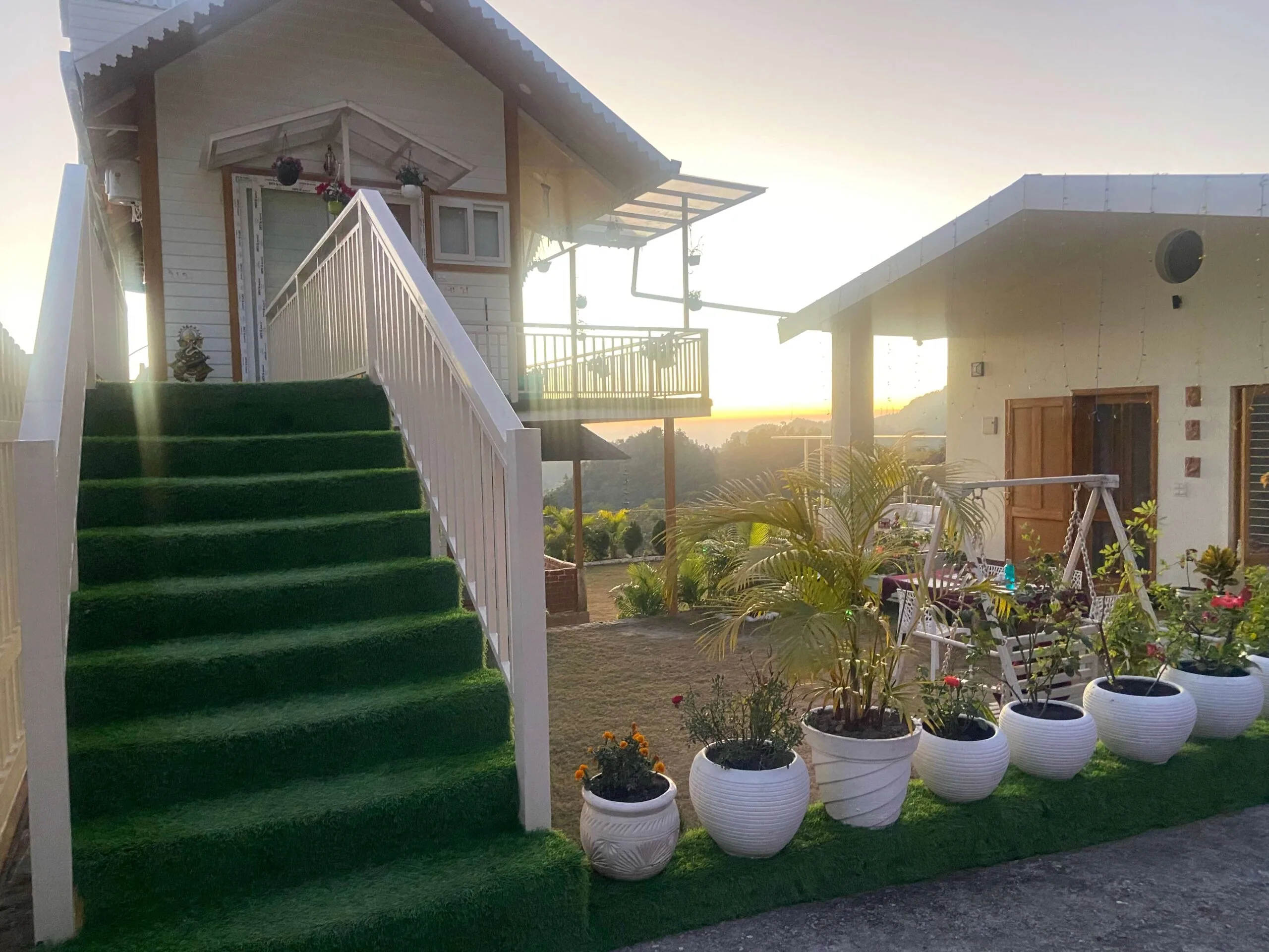 Why More Travelers Are Choosing Homestays in Dehradun Over Hotels