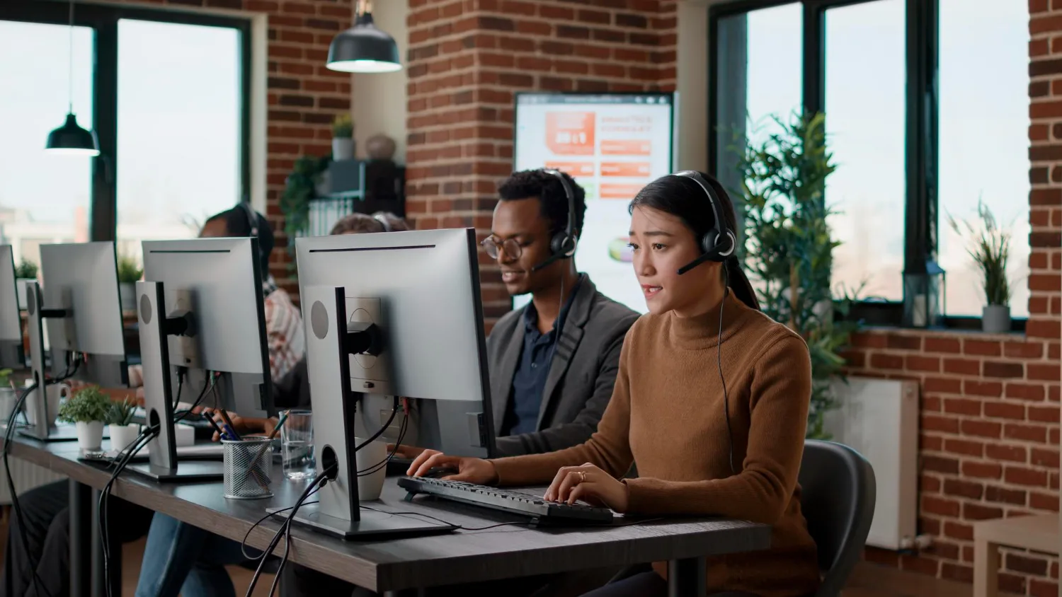 Why Bilingual Ecommerce Call Centers Improve Customer Experience and Online Conversions
