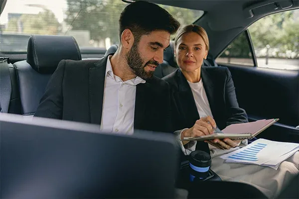 5 Reasons to Choose a Maxi Taxi Over an Uber for Melbourne Airport Transfers
