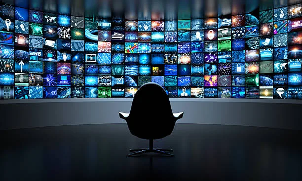 From Transit to Playtime: The Role of Online Entertainment in Modern Travel