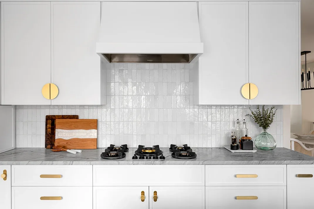 How to Choose Cabinet Hardware for a Modern Kitchen