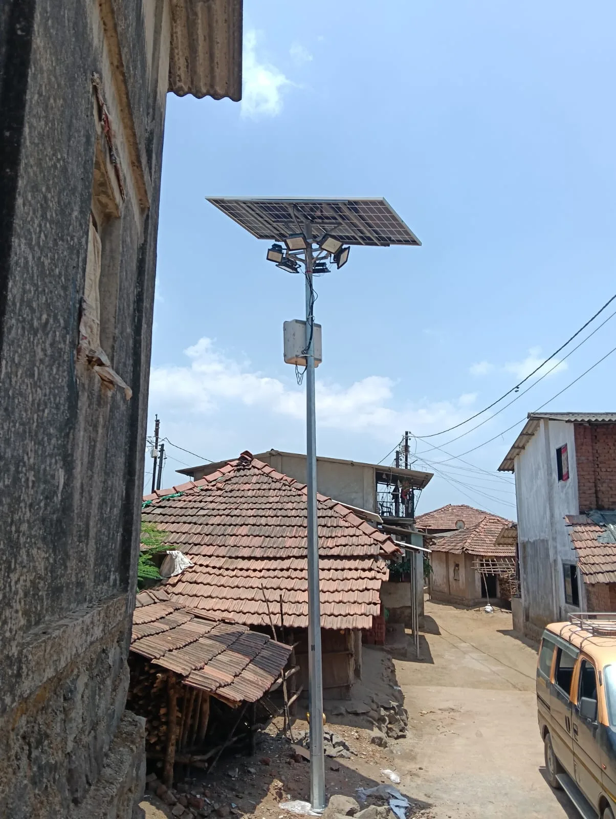 Solar Street Lights vs Traditional Street Lights: Which One Is Better for Long-Term Savings?