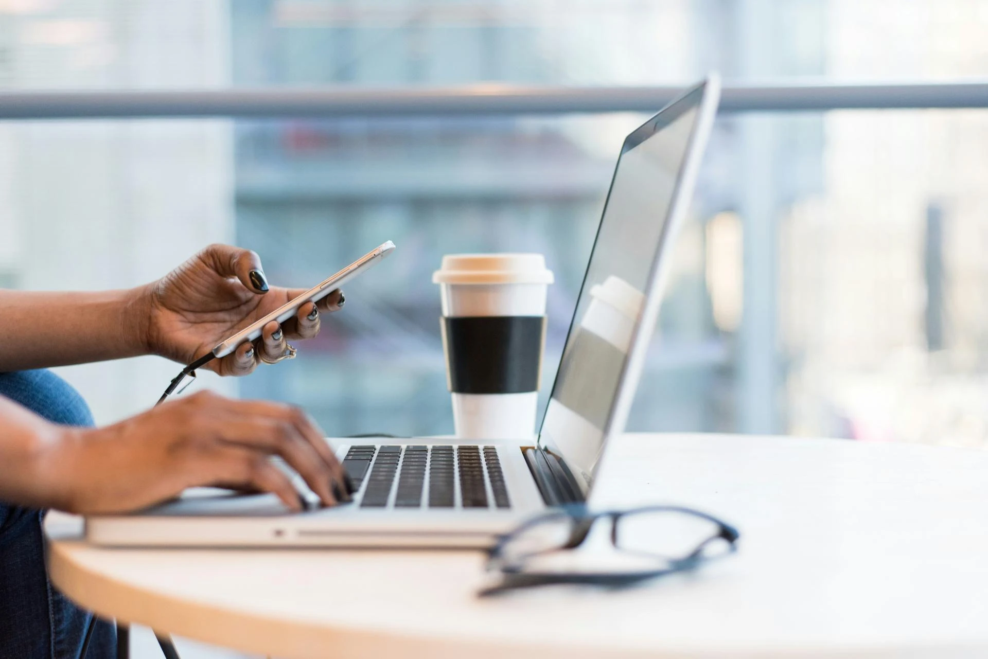 B2B Dropshipping Made Easy: 14 Hacks to Cut Costs and Boost Sales