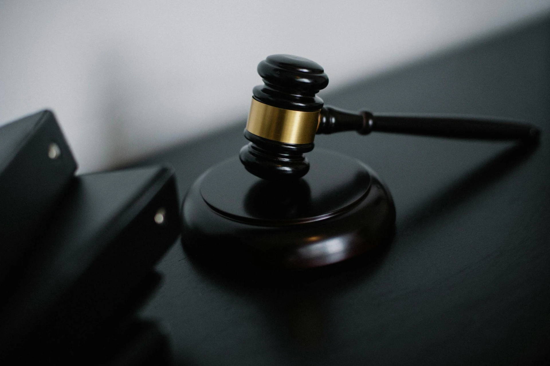 When to Call an Employment Lawyer: Common Workplace Scenarios in Toronto