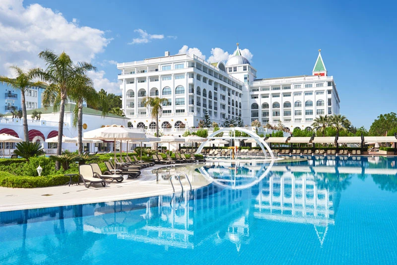 Booking the Perfect Honeymoon Suite: A Guide to Romantic Getaways with the Right Honeymoon Package