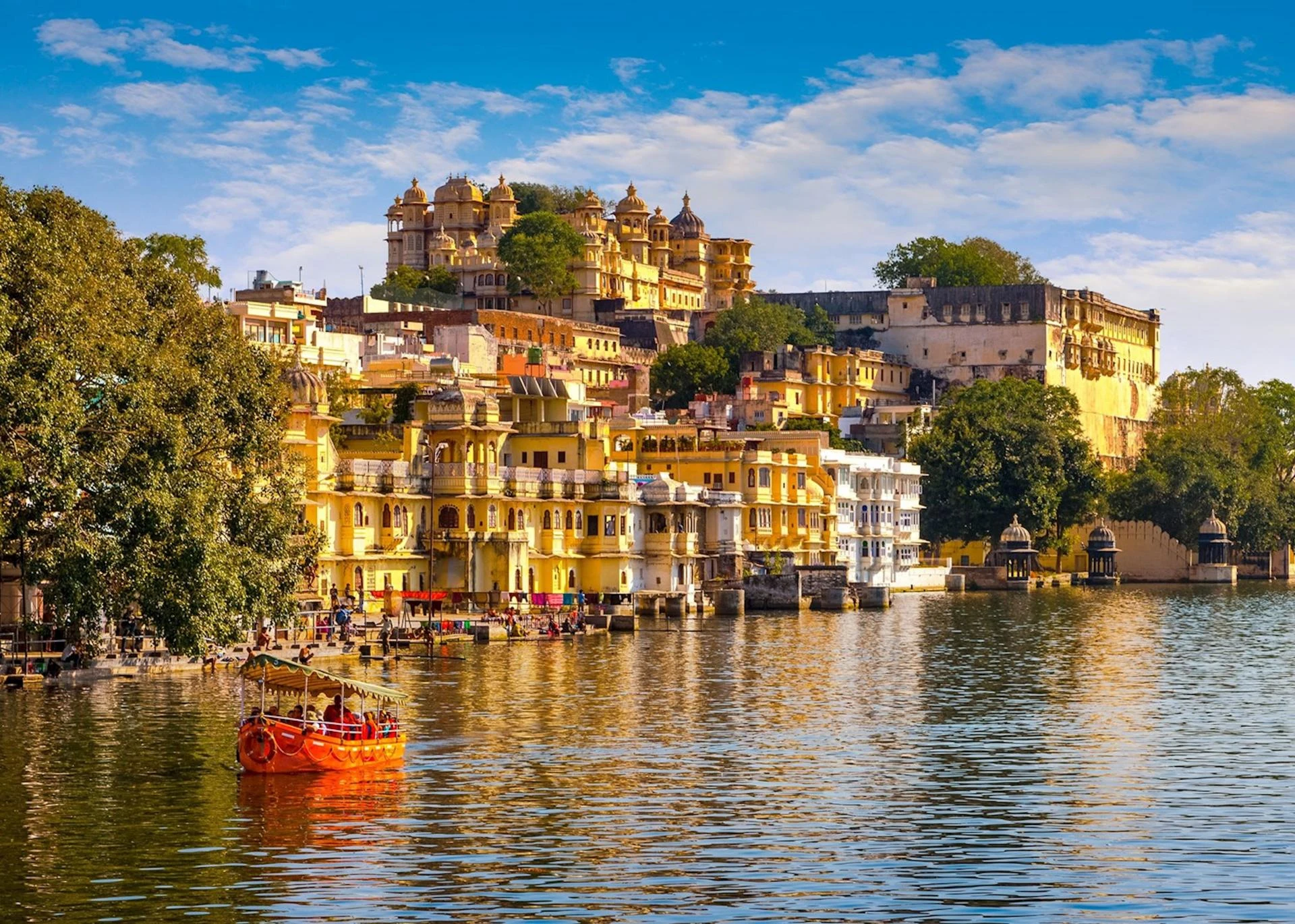 Choosing the Right Travel Company for Udaipur Group Tours