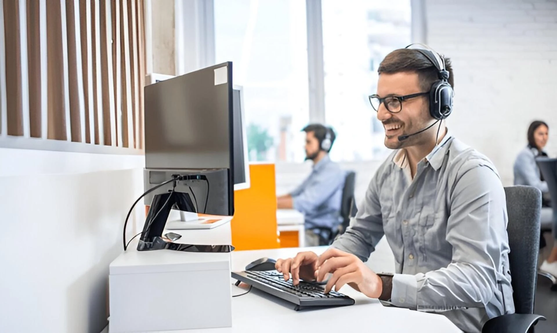 How Real-Time Agent Monitoring Enhances Productivity and Compliance
