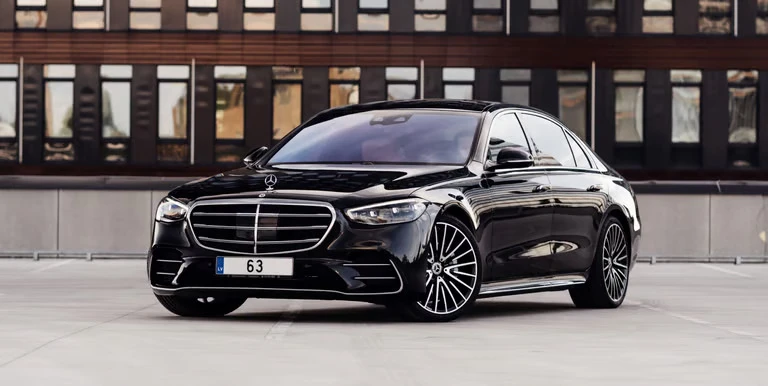 Explore Arctic Luxury: Private Chauffeur Services, Northern Lights Adventures, and Personalized Tour