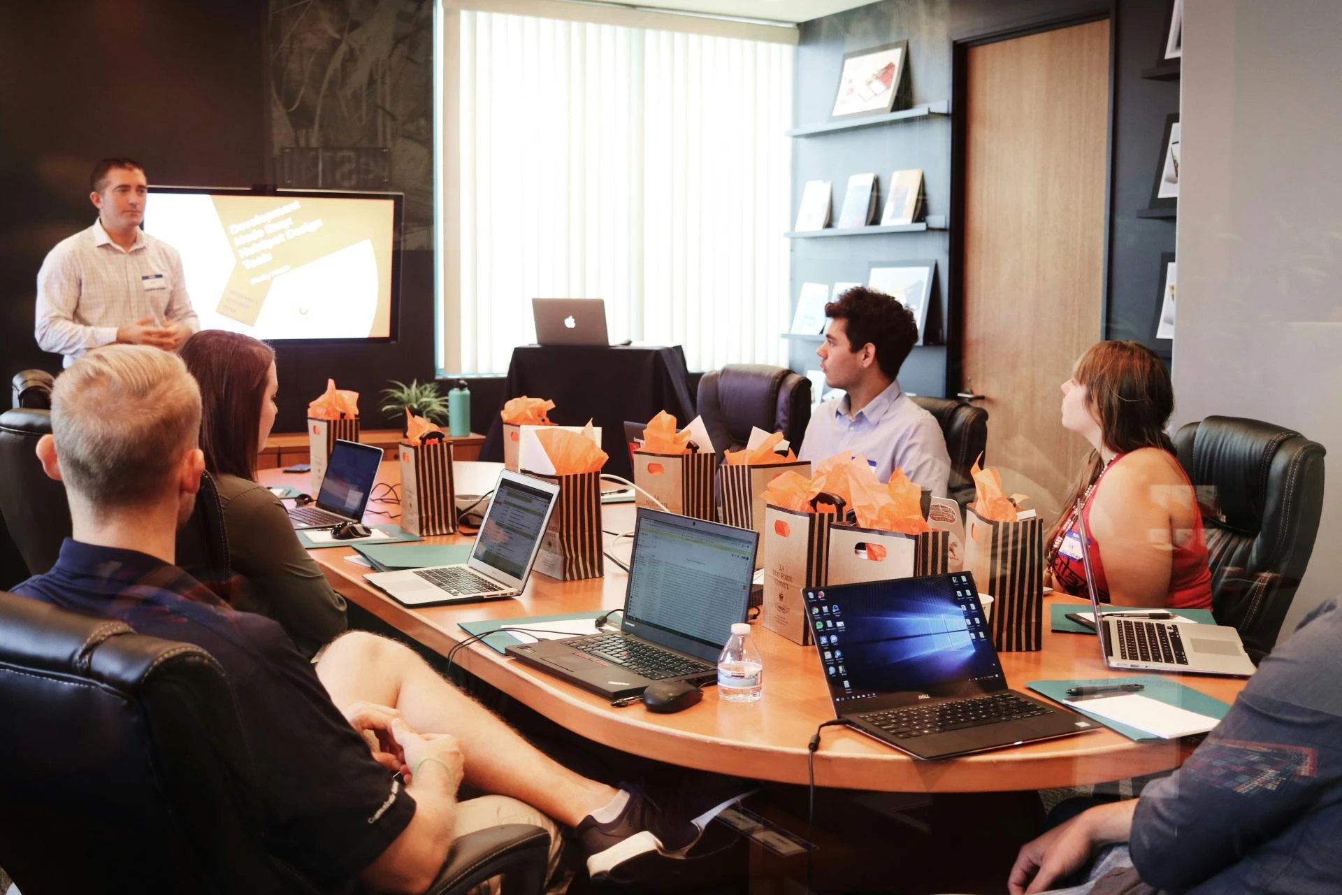 How to Measure ROI in Digital Marketing: KPIs, Metrics & Tools