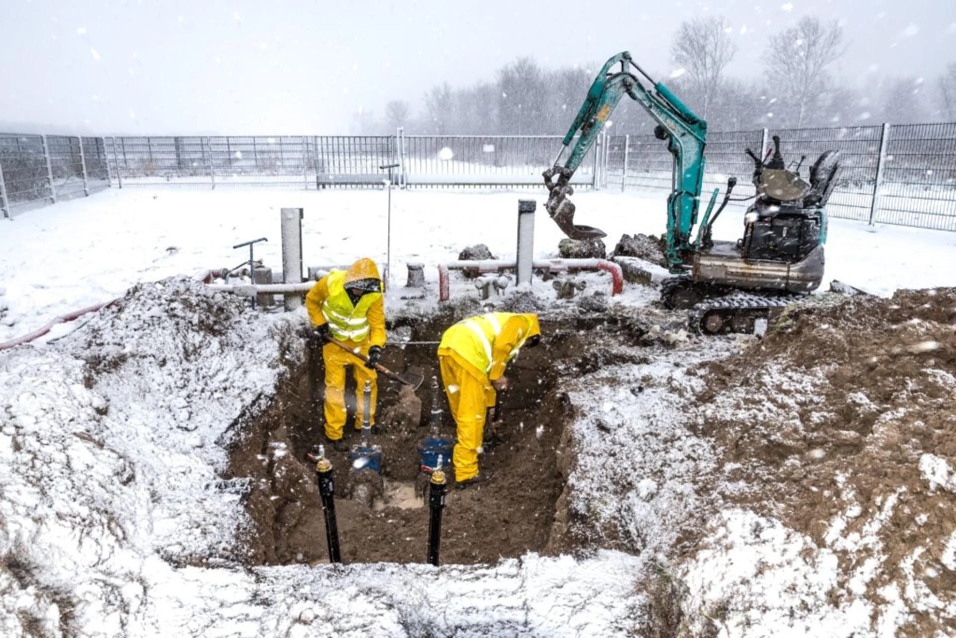 Cold Weather Hazards and Protective Measures in Construction