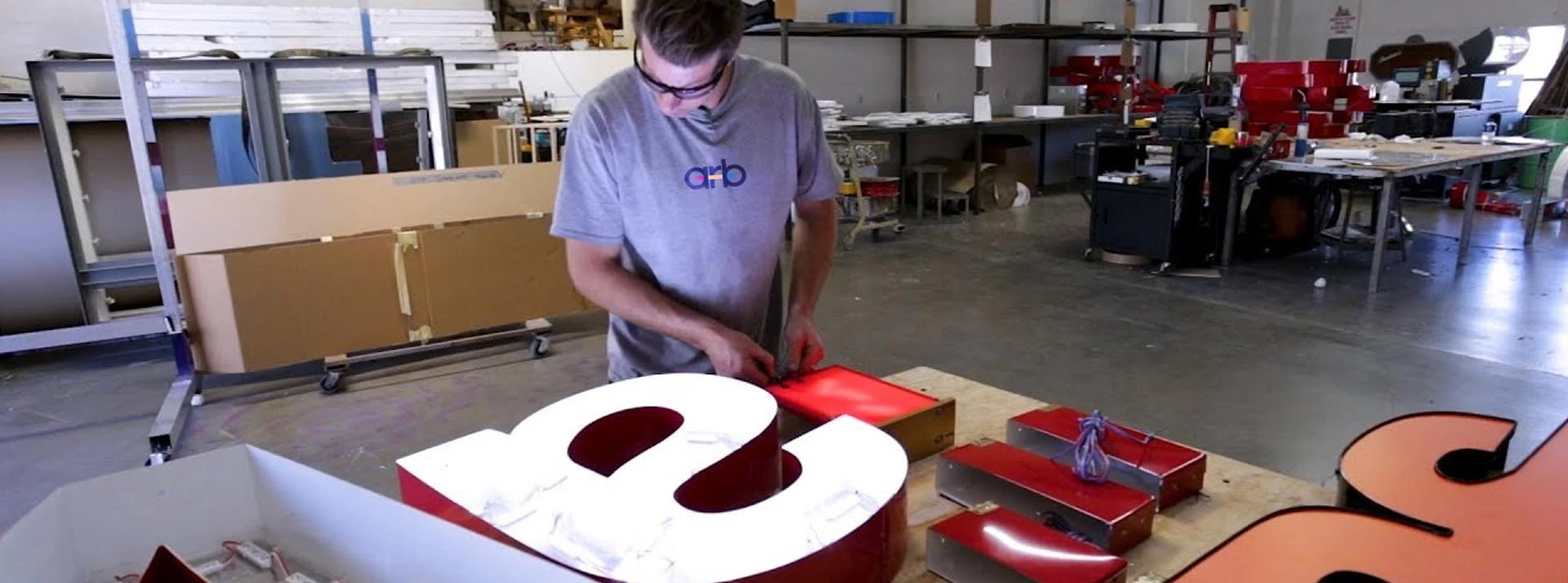 How Can Signage Manufacturers Turn Ideas Into Compelling Displays?