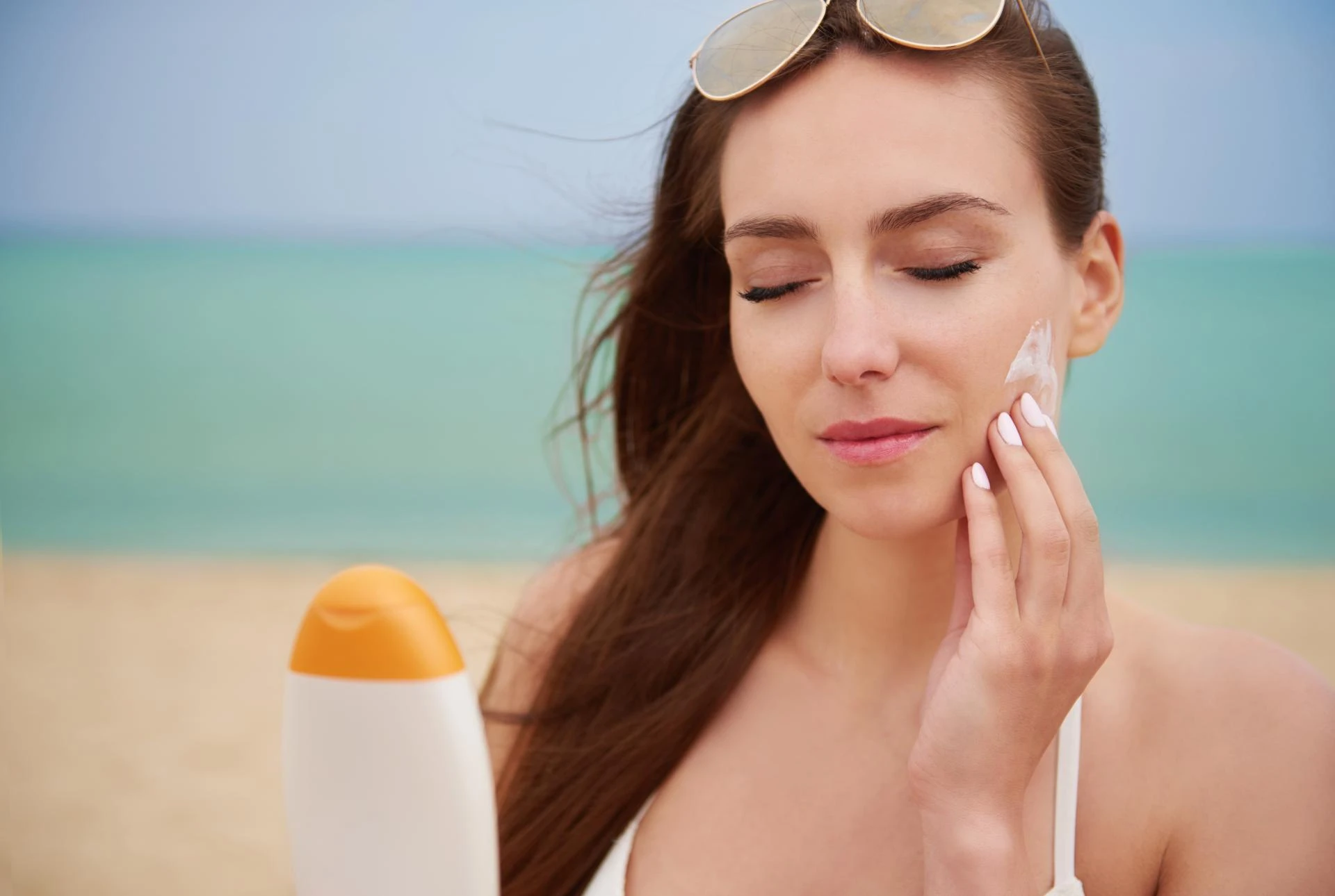 Why You Need Sunscreen for Blue Light and a Blue Light Moisturiser