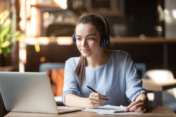 Immersive Catalan Listening Practice: Strengthen Comprehension and Confidence