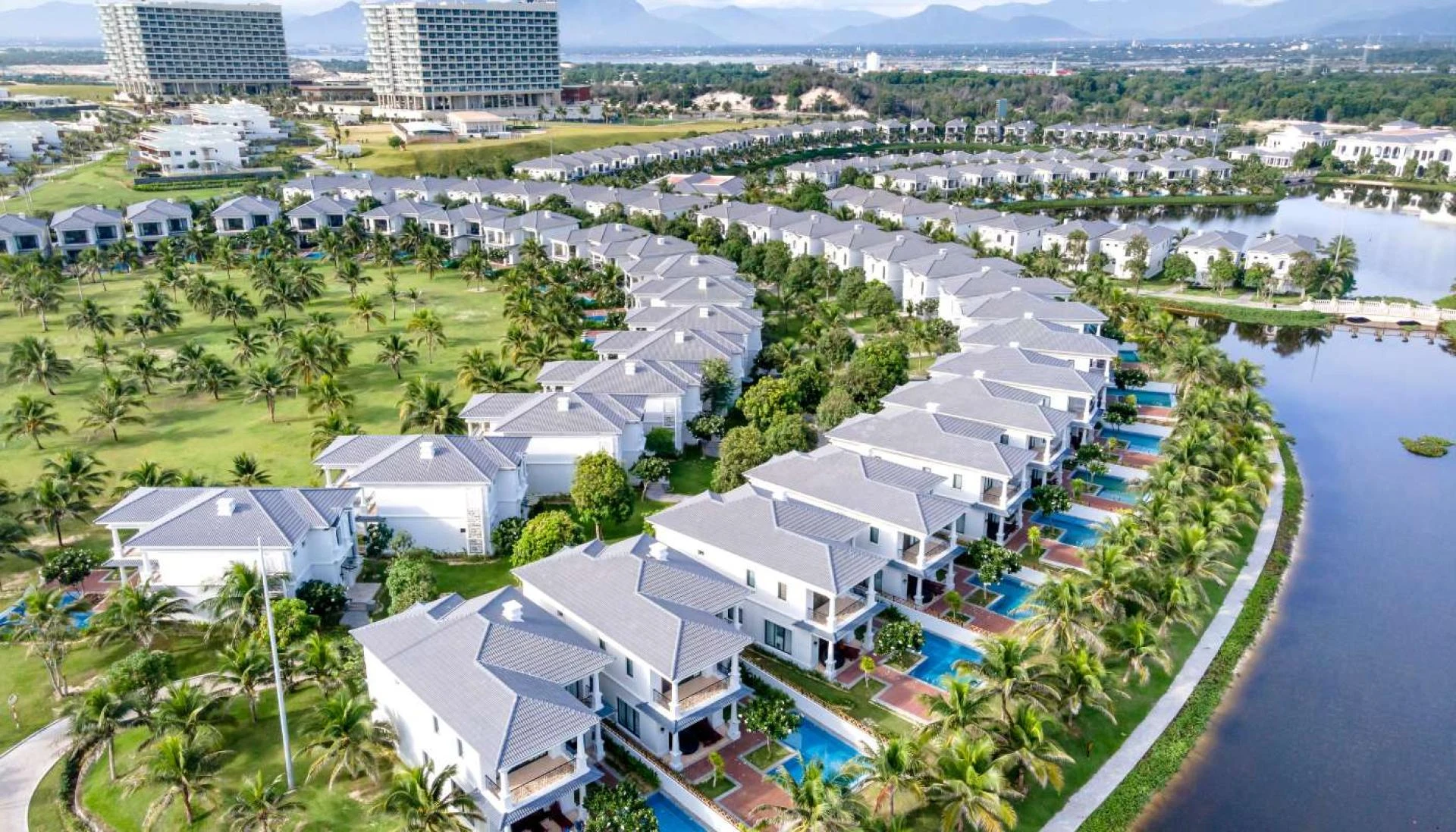 What Are the Best Areas for Beachfront Villas in Ras Al Khaimah?