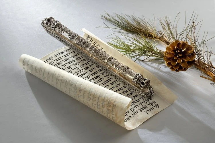 How to Pick the Right Sterling Silver Menorah and Judaica Pieces?