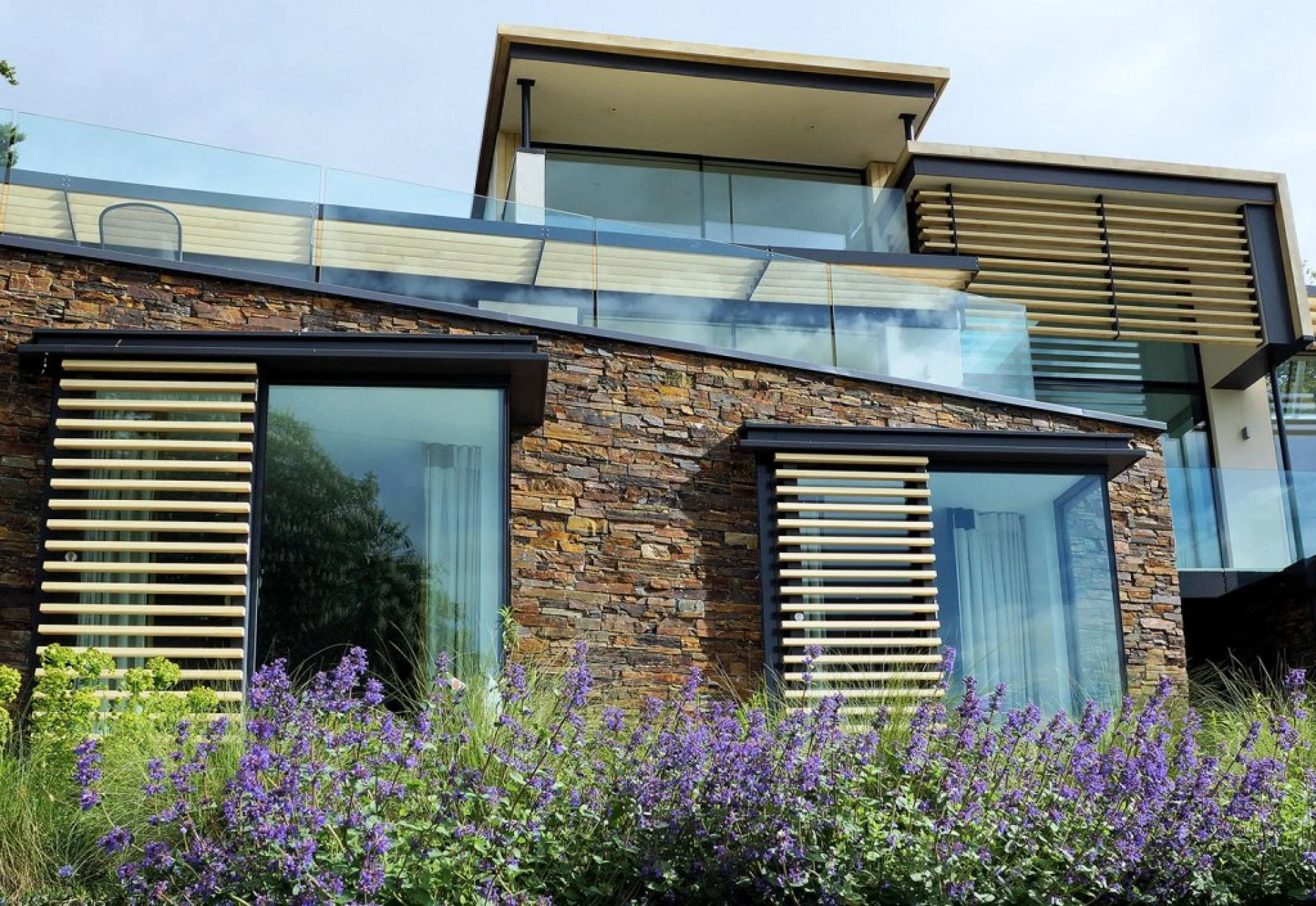 Guide to Using Sandstone for Outdoor Home Floors