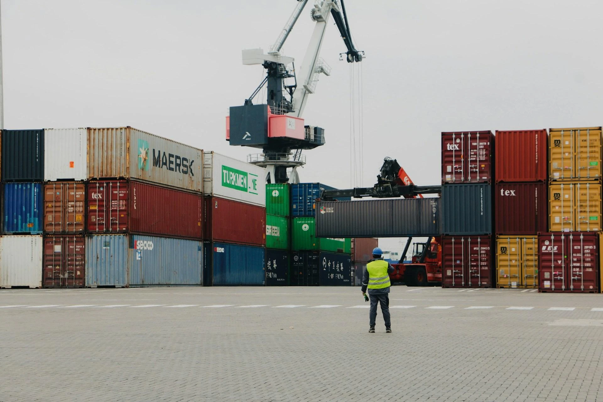 Exploring the Benefits of Wholesale Warehouses for Small Businesses