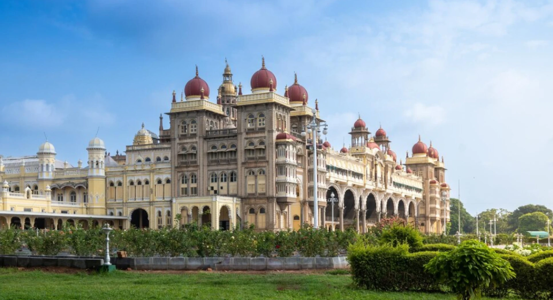 Hotels Near Mysore Railway Station: Easy Stays Close to Mysore Zoo