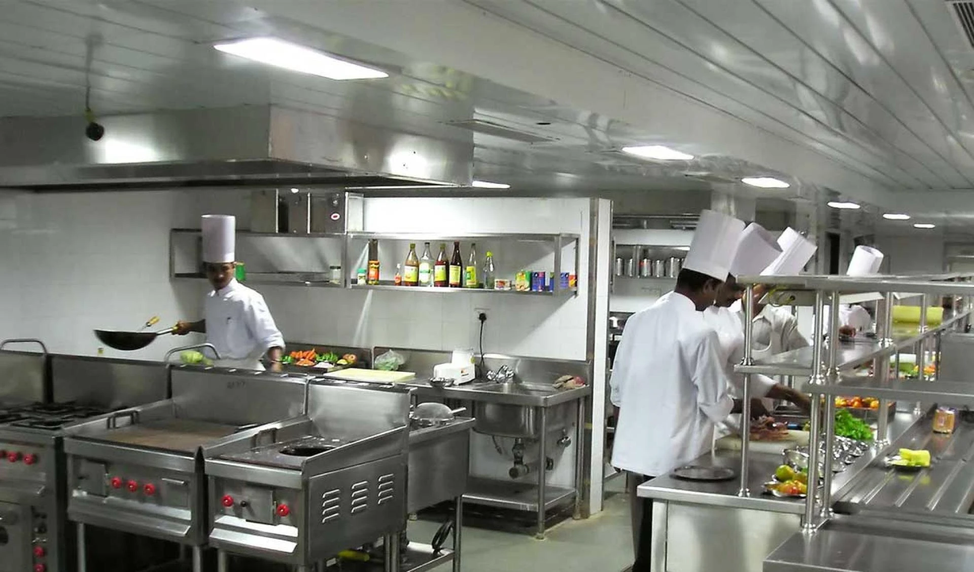 Why The Rolling Plate Is Ideal for Low-Income & First-Time Business Owners