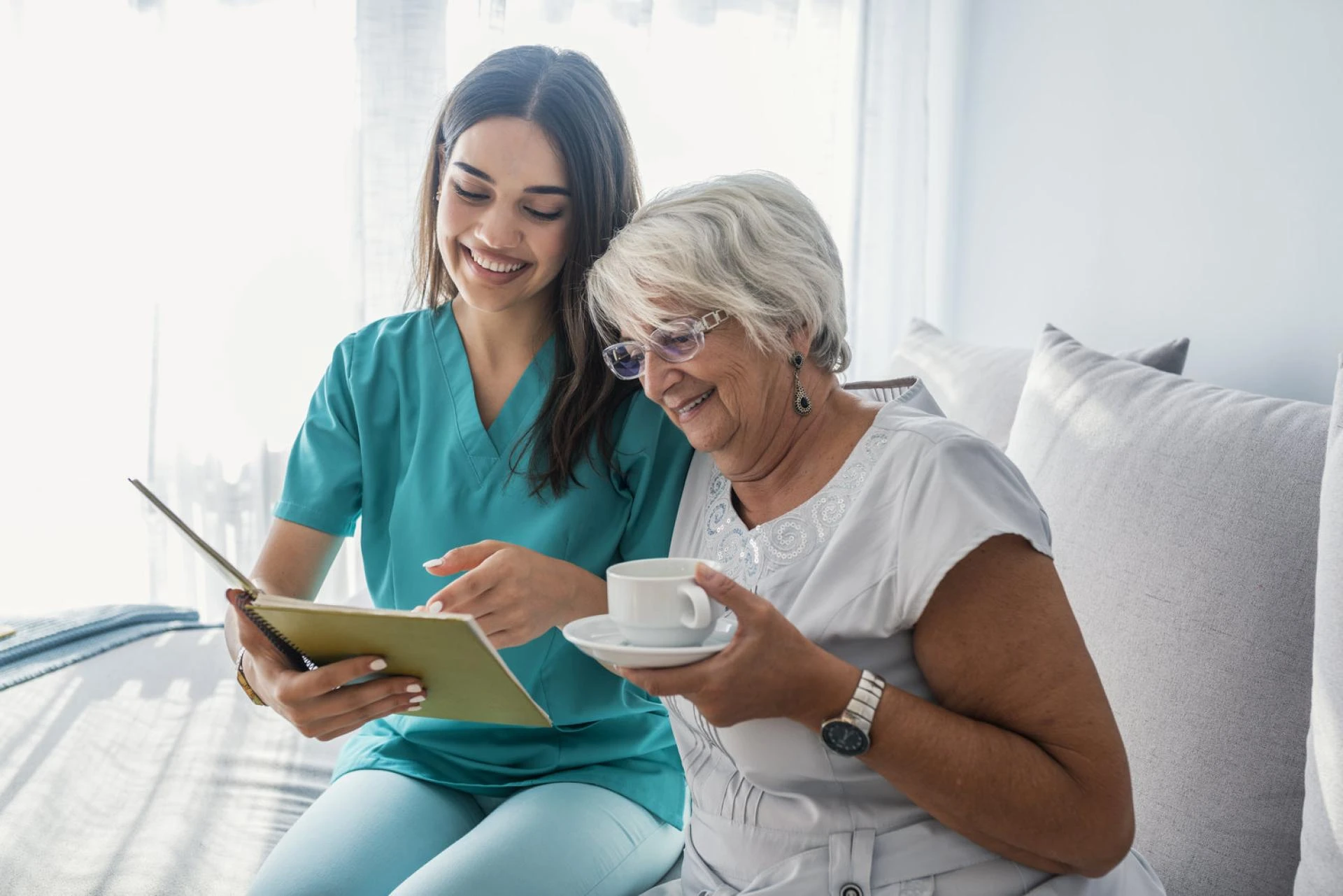 How to Choose the Best Dementia Care Home for Your Loved One?itle
