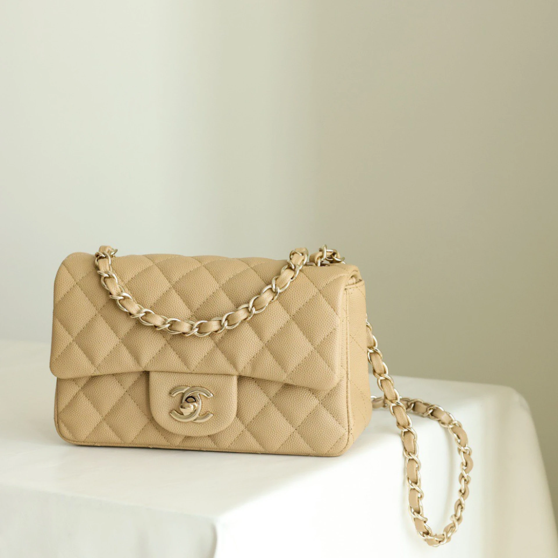 Replica Bags Online – Affordable Luxury with Style
