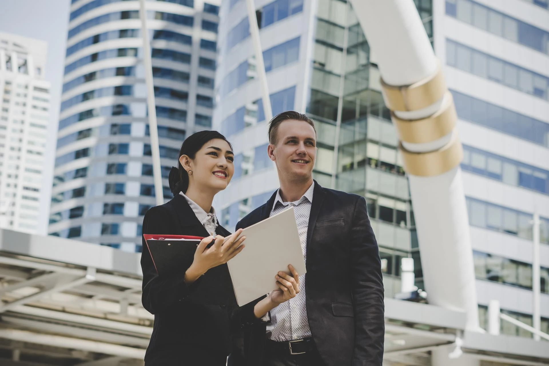 How a Real Estate Lawyer in Lafayette, LA Handles Title Issues