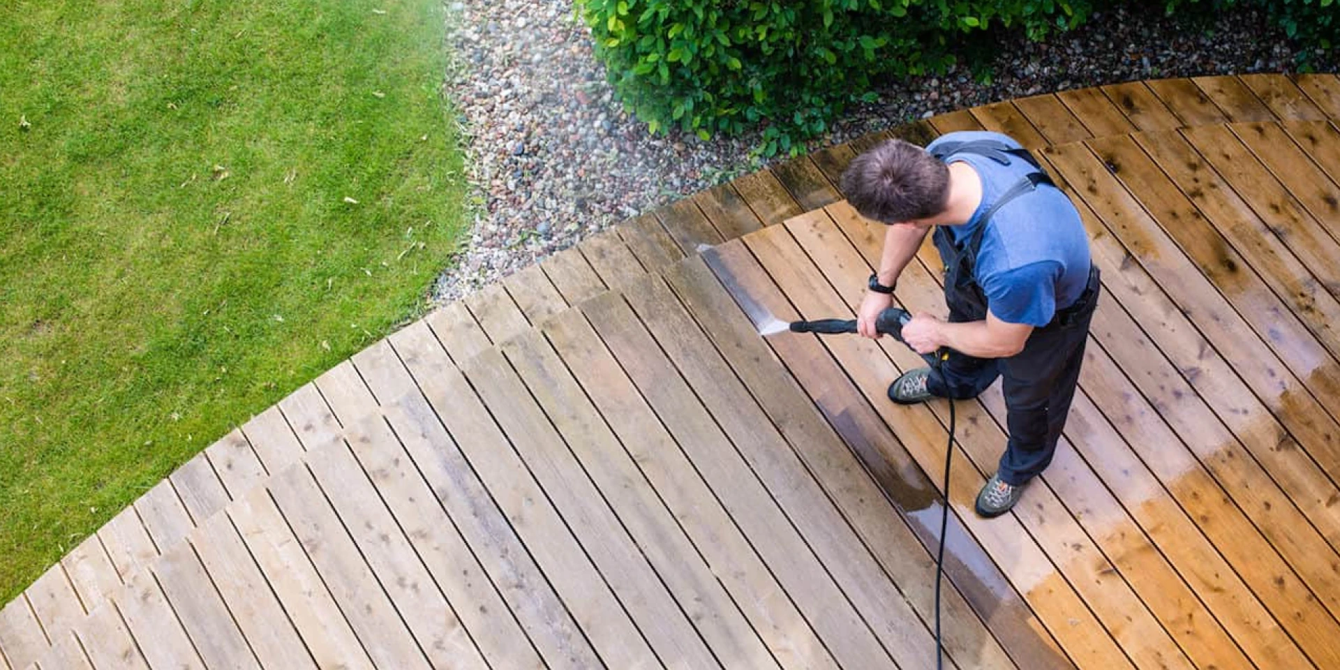 How Decks Maintain Clean Structure Without Making Spaces Feel Tight?