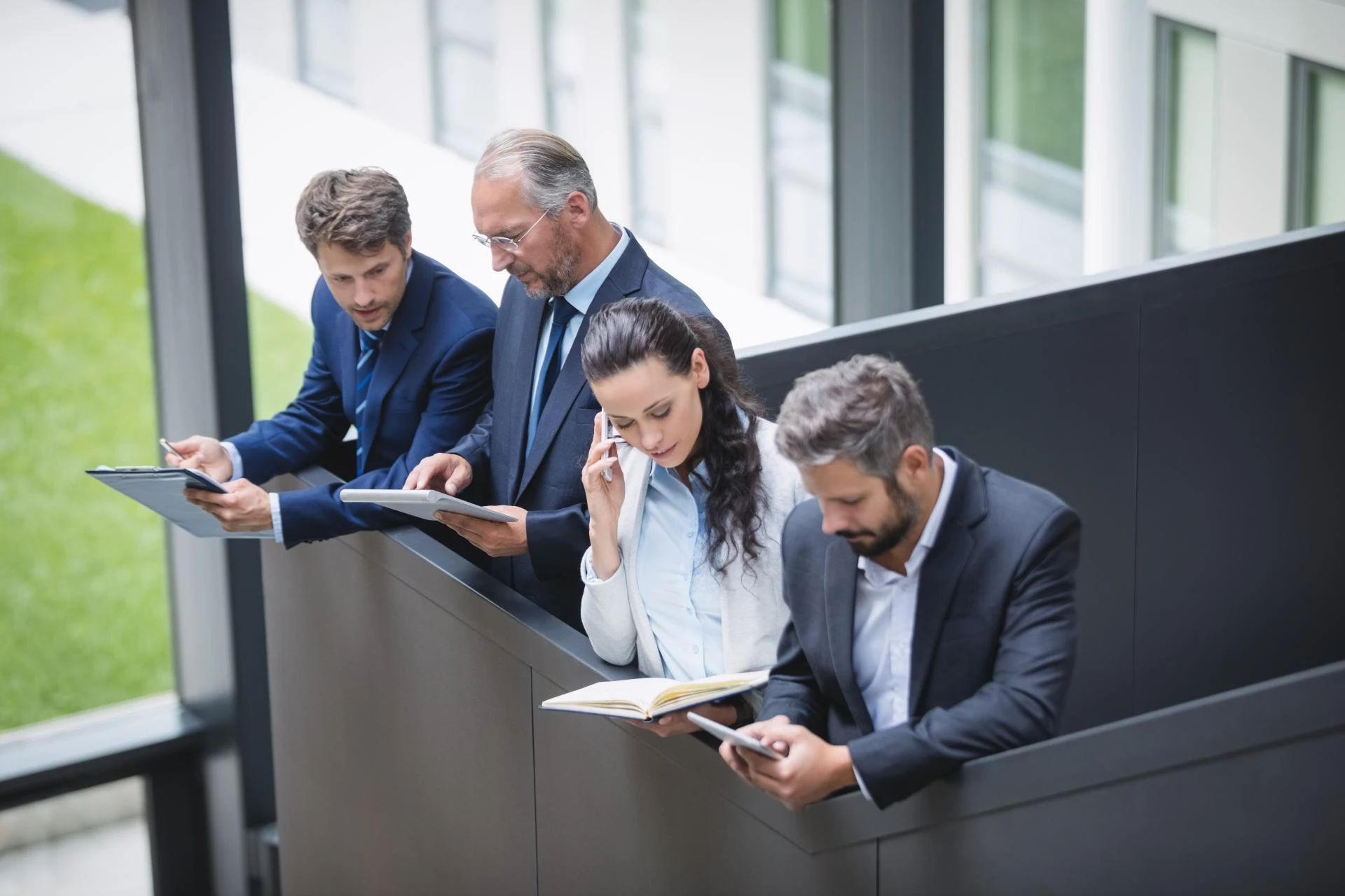 How Corporate Legal Services Support Businesses in Compliance Risk Management and Strategic Growth