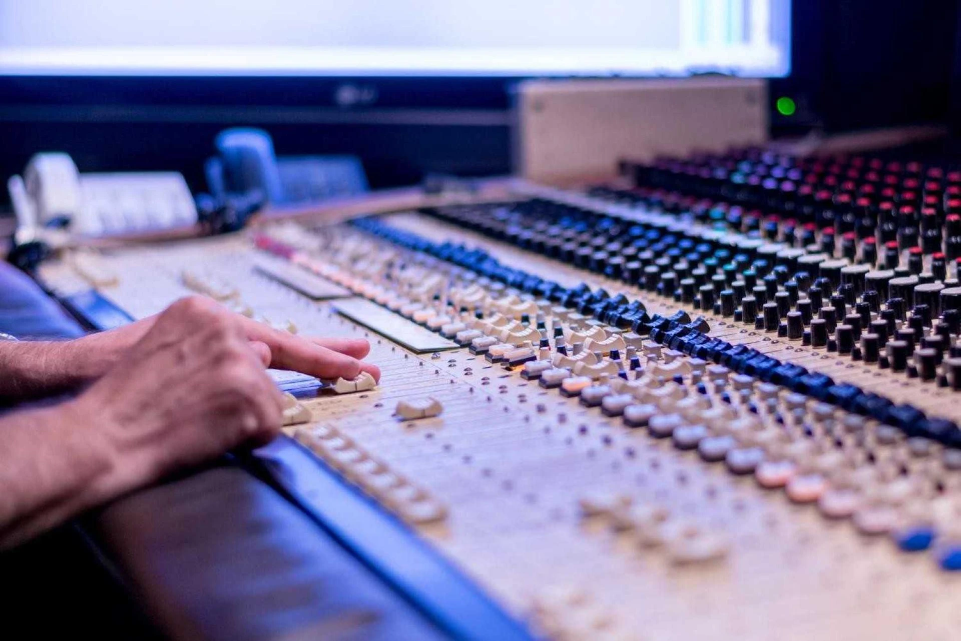 Why Professional Training in Mixing and Mastering Is Better Than Self-Learning