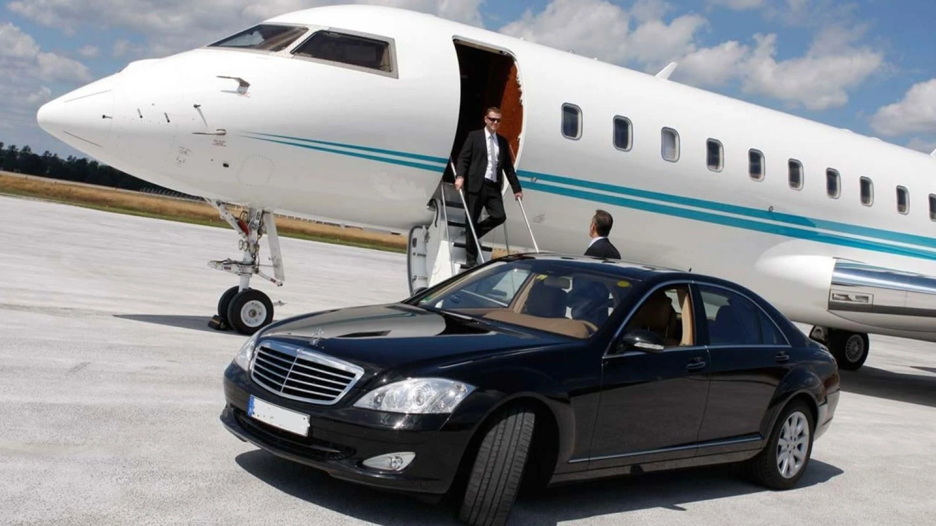 Discover What Makes Our Limo Service in Billy Bishop the Best?