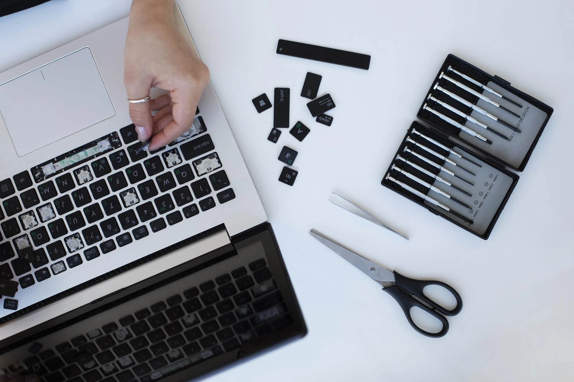 The Complete Guide to MacBook Keyboard Replacement, Smart Home Security Camera Solutions, and Windows IT Support
