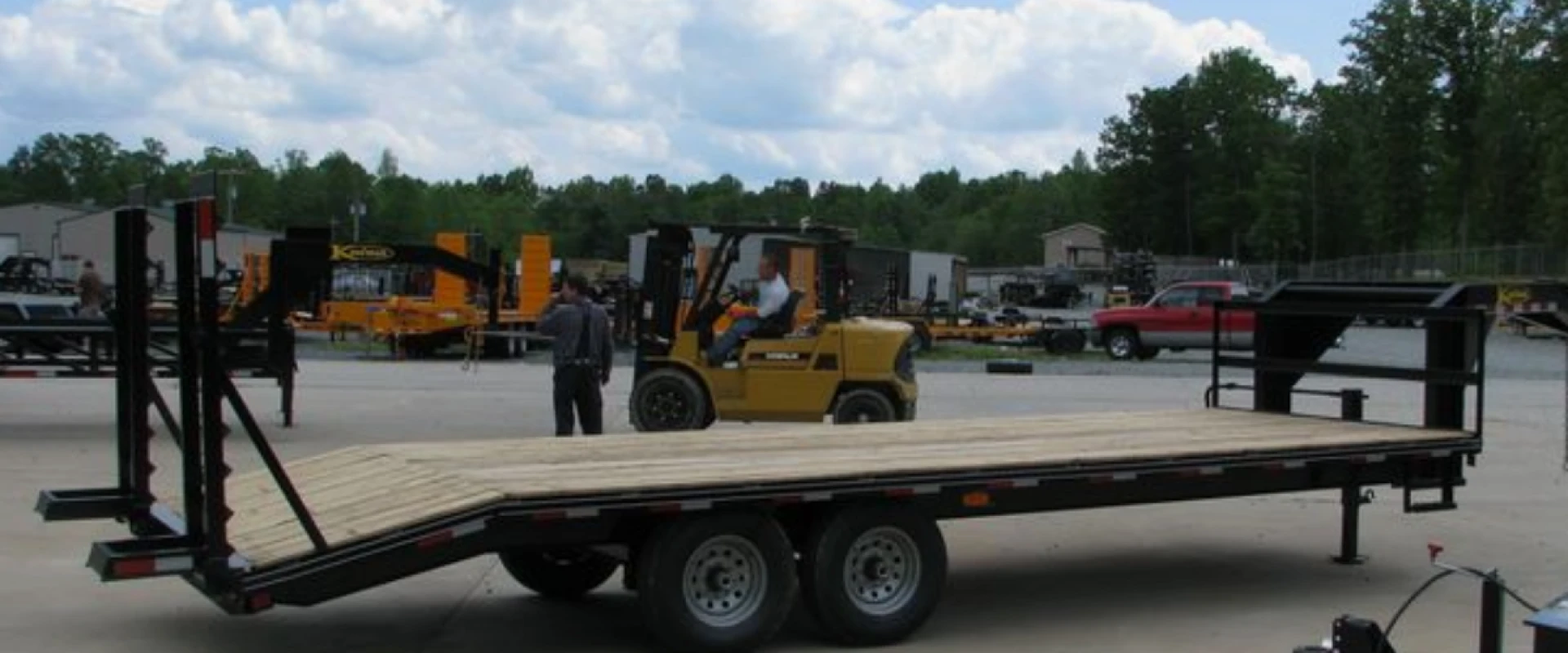 Top Features to Look for in a Dump/Hoist System on a Flatbed Truck