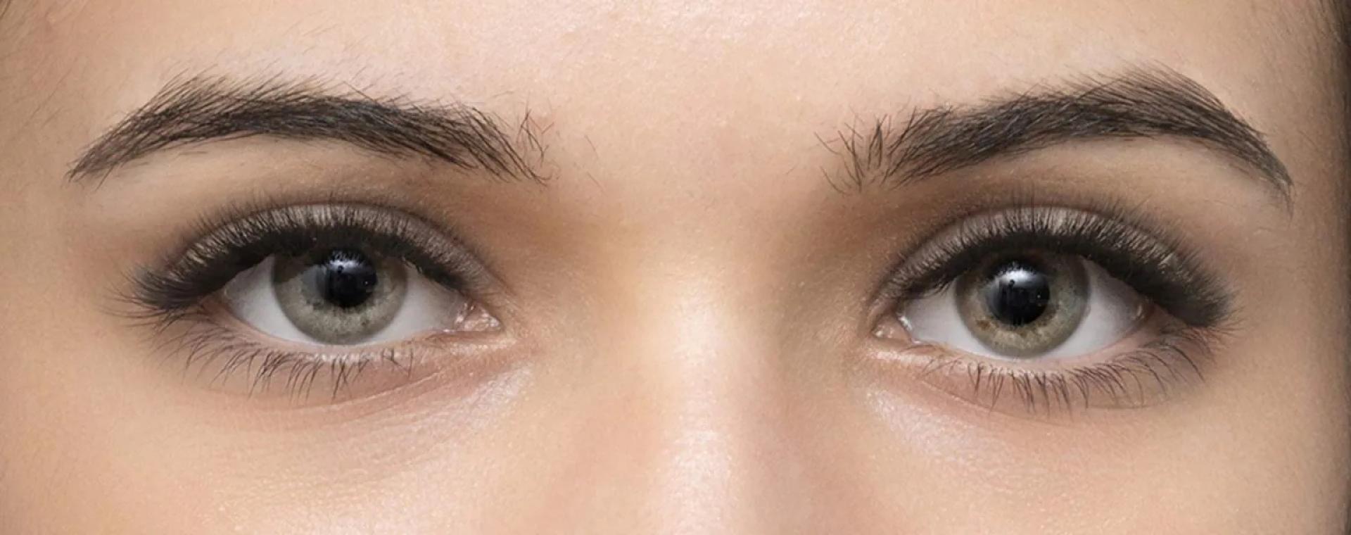Technique de recourbement des cils pour un effet naturellement relevé et soigné