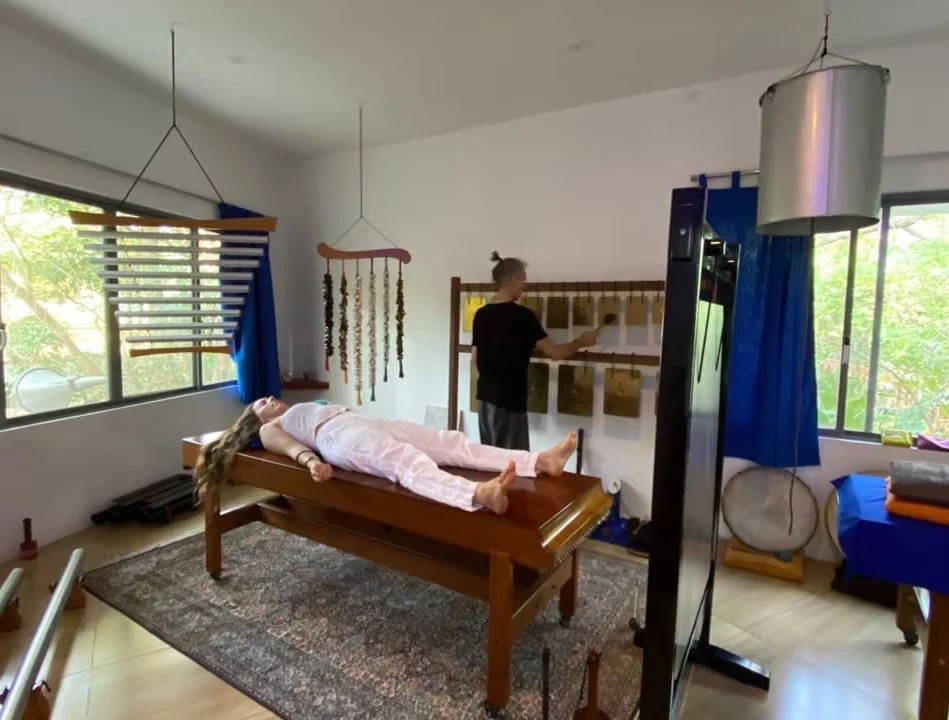 A guided sound session in the USA's first Svaram Sonorium