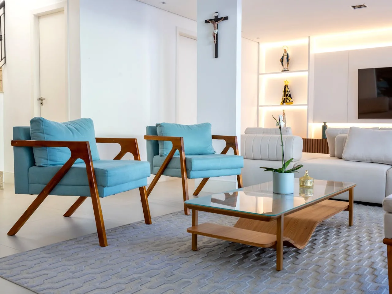 Stylish UK Home Décor Ideas: From Dining Table Design to Outdoor Comfort Living