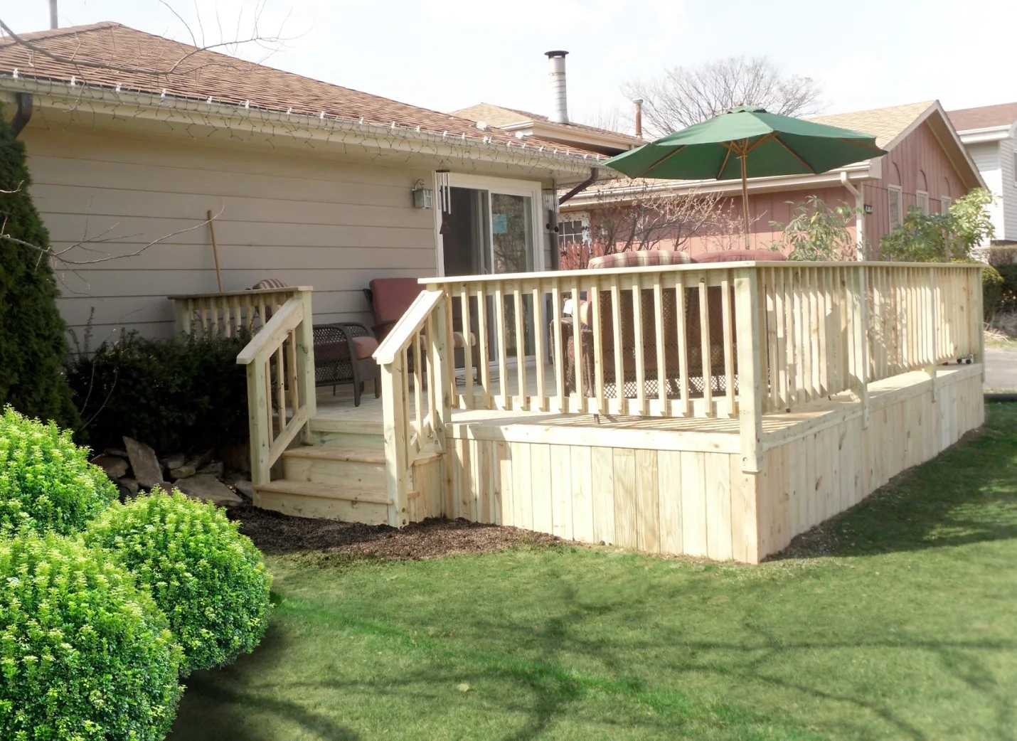 Why Wood Decks Continue to Be the Most Popular Choice for Illinois Homes