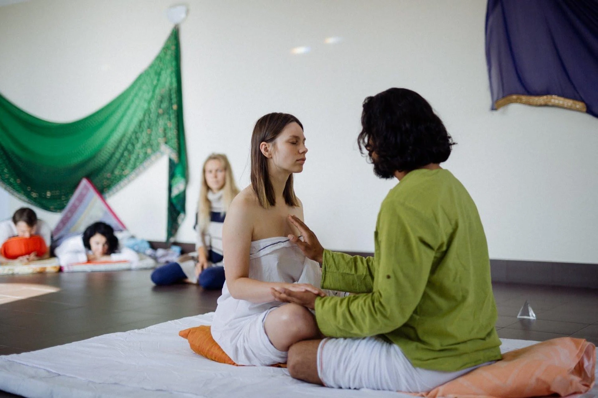 A person and person sitting on a floor

AI-generated content may be incorrect.