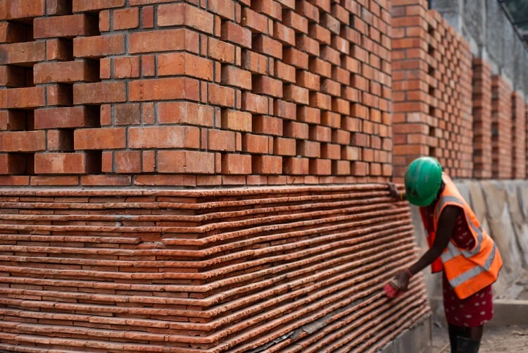 https://images.adsttc.com/media/images/6292/a0c4/3914/0101/6be3/85d3/newsletter/transformando-a-argila-em-estrutura-como-a-ceramica-aparece-na-construcao-civil_1.jpg?1653776588=